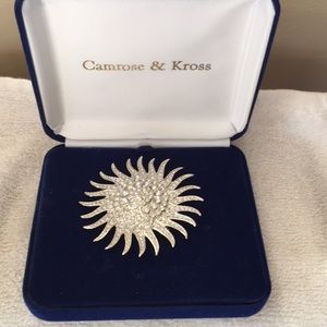 Cameos Evans Kris’s Jackie Kennedy brooch. EUC🌷